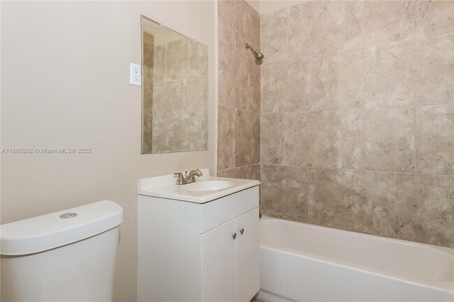 Building Photo - 1116 S 14th Ct