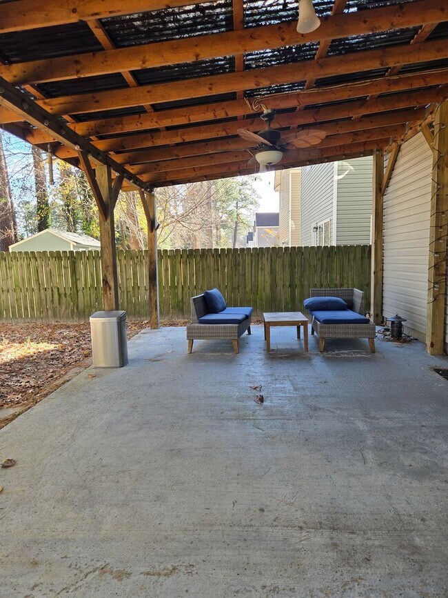 Building Photo - Lovely 3 Bedroom house near Town Center