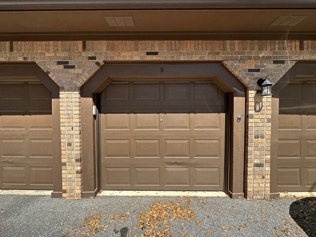 Building Photo - 2 bedroom 2 bath condo w/ balcony & garage available for rent in Mill Ridge!
