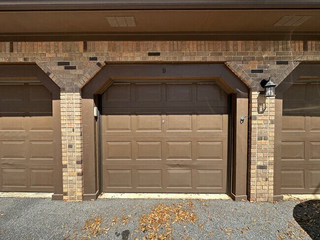 Building Photo - 2 bedroom 2 bath condo w/ balcony & garage...