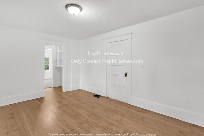 Building Photo - 3732 SW Council Crest Dr