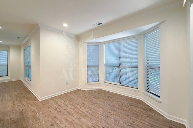 Building Photo - 413 New Kent Pl