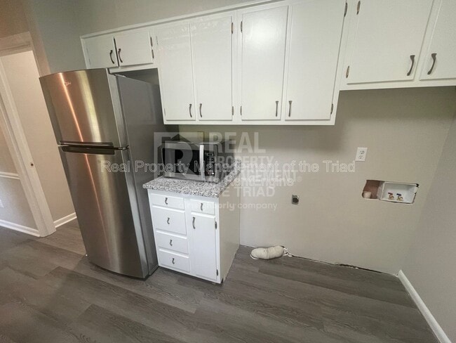 Building Photo - 803 Graylyn Dr