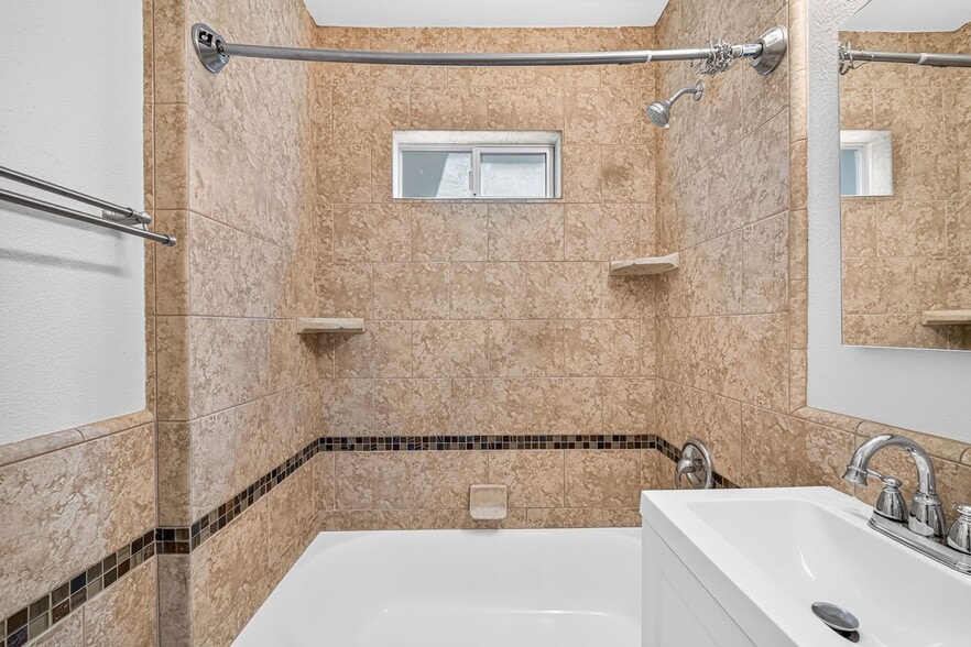 Building Photo - 2492 Pasadena Ave
