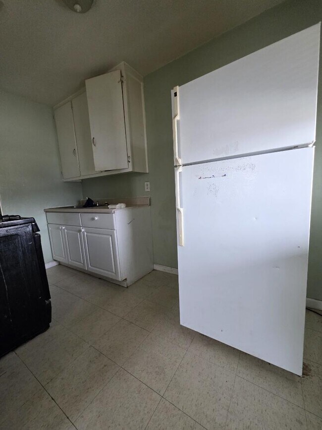 Building Photo - 600 W Buena Vista St