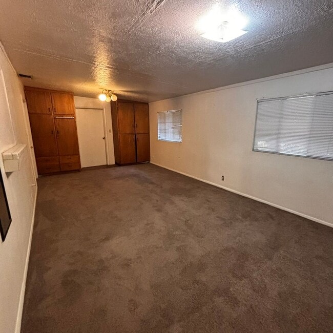 Building Photo - 4 Bedroom House in Hudson Park