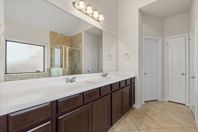 Building Photo - Spacious Home on Oversized Lot in Fort Ben...