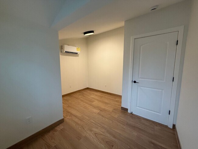 Building Photo - WG1491* - B