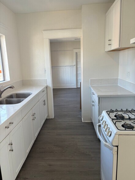 Building Photo - 402 E 43rd Pl