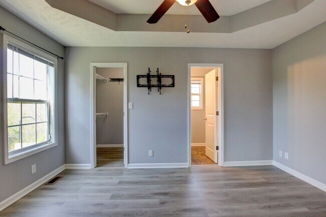 Building Photo - Sweet 3 bed 2 bath.  Cat friendly.