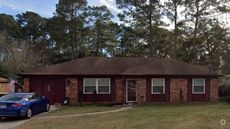 Building Photo - 17 Greenbriar Dr