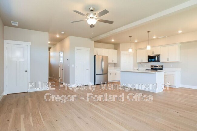 Building Photo - 504 NE Trillium Dr
