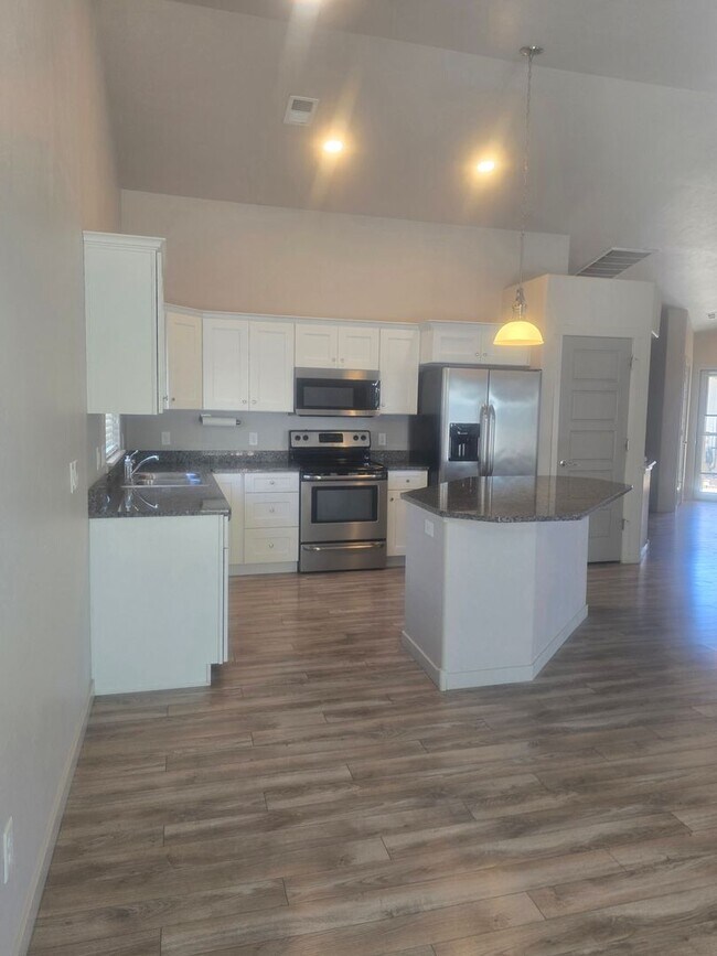 Building Photo - Beautiful home available now!
