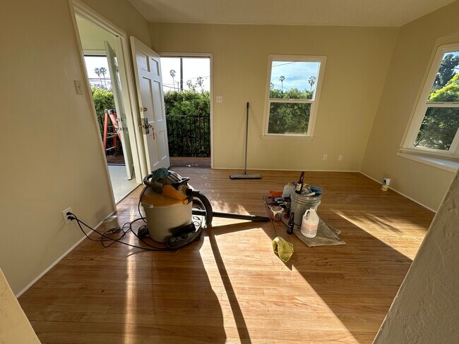 Building Photo - 914 E 68th St