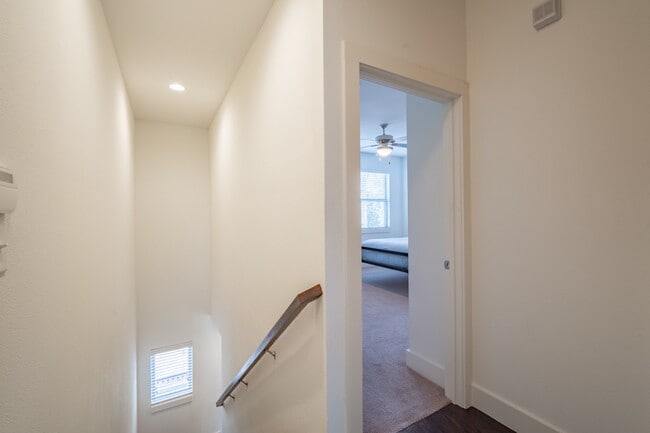 Building Photo - 2 Bed Option in East Dallas Townhome off Greenville Lakewood Neighborhood