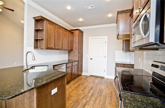 Building Photo - 209 Alder St