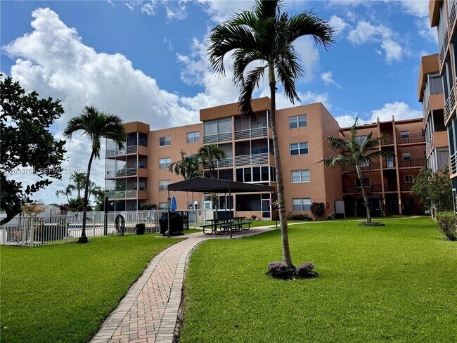 Building Photo - 3048 Sunrise Lakes Dr E