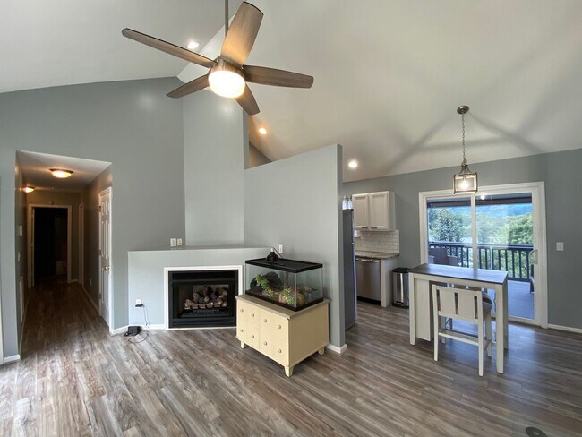 Building Photo - West AVL - Spacious Home in Scenic Bluff S...
