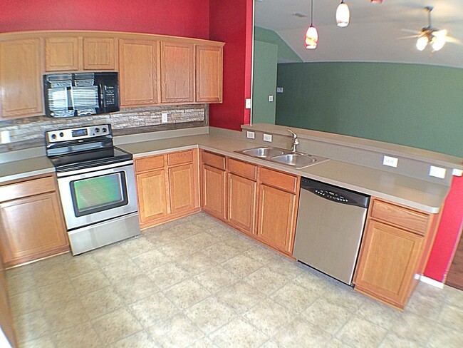 Building Photo - 3 Bedroom 2 Bath Gem In Crowley