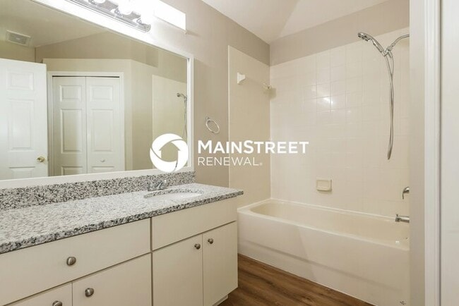 Building Photo - 4 Bedroom Pet-Friendly Home in Ruskin, FL with Main Street Renewal