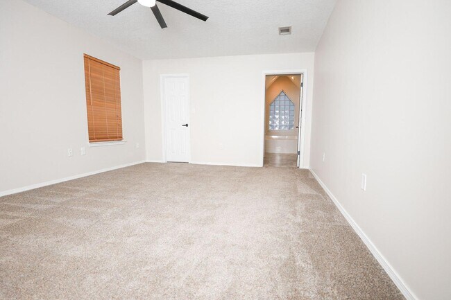 Building Photo - 816 W Ridgewood Cove