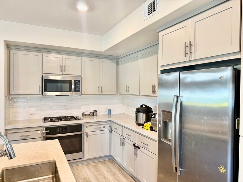 Building Photo - 5750 Greige Cir