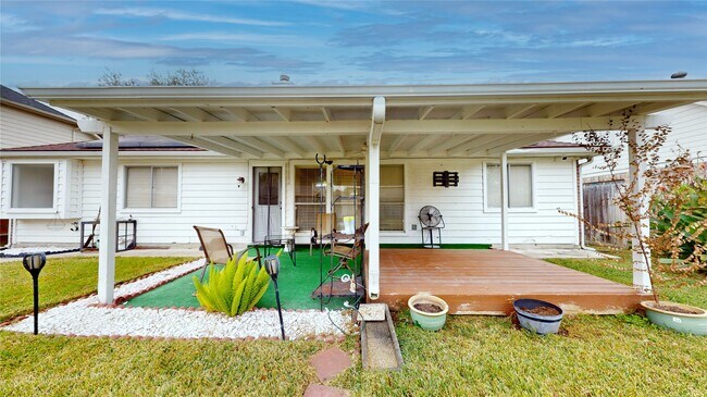 Building Photo - 806 N Willow Dr