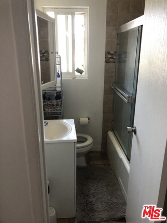 Bathroom - 2412 S Shenandoah St