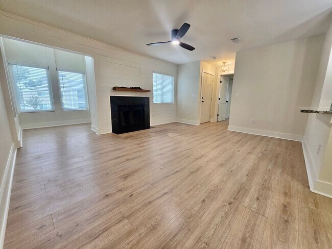 Building Photo - Newly renovated 2 bedroom + flex space in ...