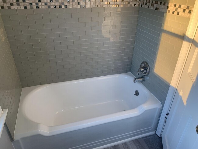 Building Photo - 999 Fairwood Ave