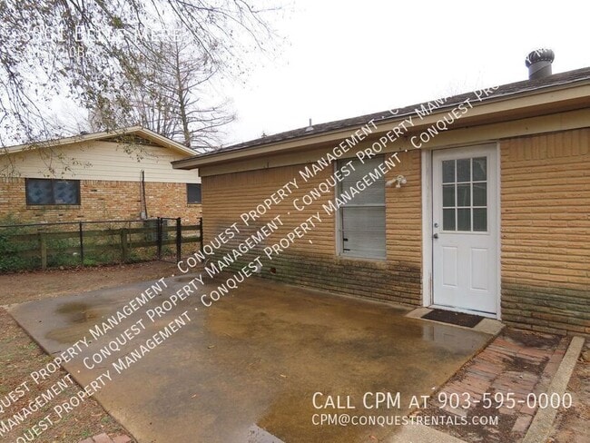 Building Photo - 3901 Belle Mere St