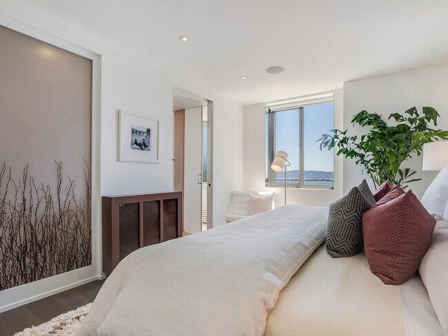 Building Photo - 1080 Chestnut St