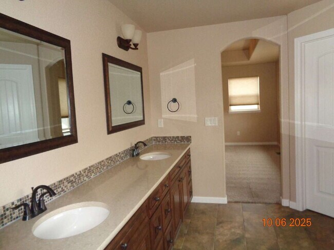 Building Photo - Exclusive community