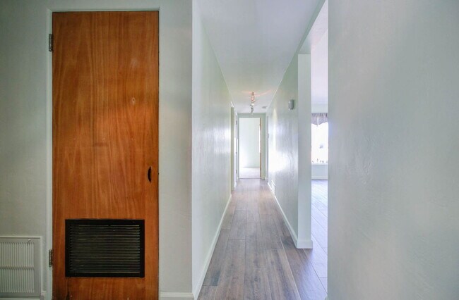 Building Photo - 1301 W Mulberry Dr