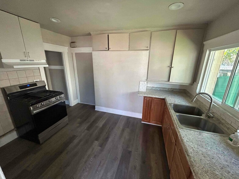 Building Photo - 411 W Chestnut Ave