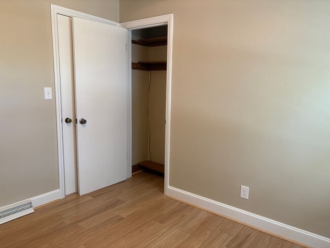 Building Photo - 3 Bedroom, 1 Bathroom House in High Point!