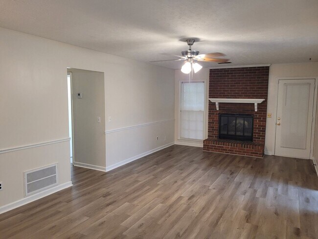 Building Photo - Beautiful 3-bedroom/2 bathrooms