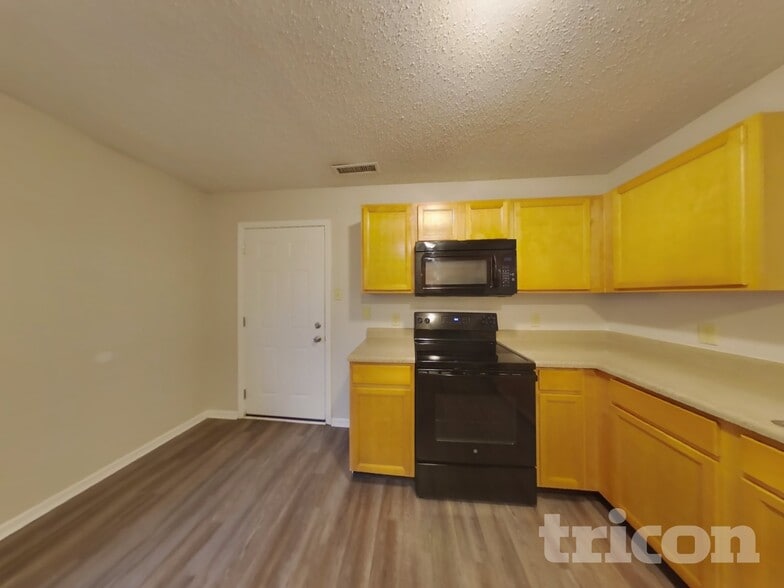 Building Photo - 10892 Woods Dr