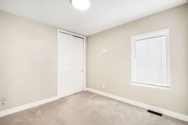 Building Photo - 3BD, 4BA Sunnyside Home With Office and Rooftop Deck