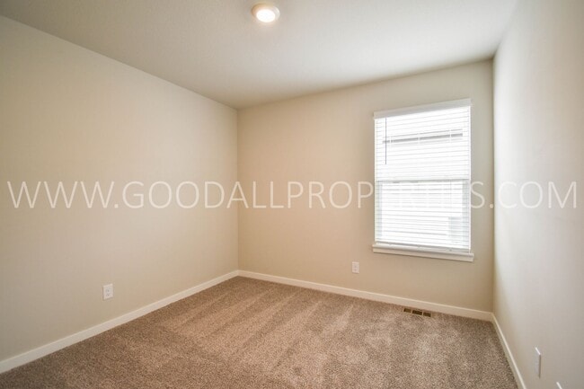 Building Photo - 4 Bedroom 3 Bath Ranch Finished Basement i...