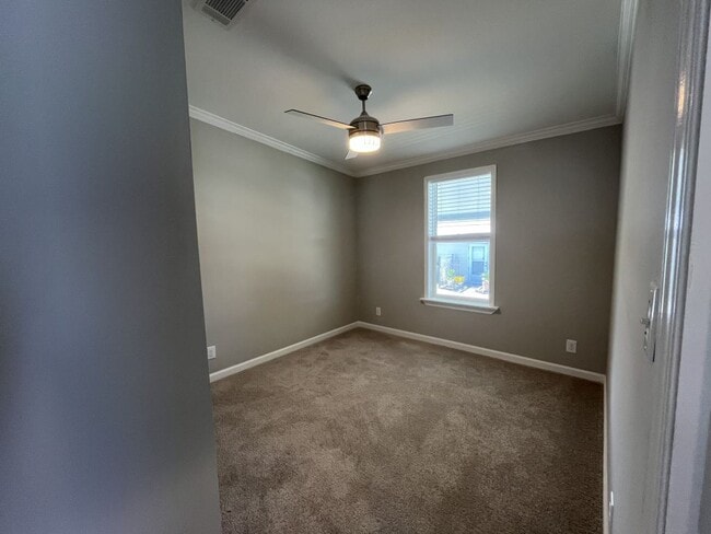 Building Photo - 146 Lakeview Dr