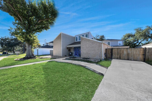 Building Photo - 15715 Creekhaven Dr