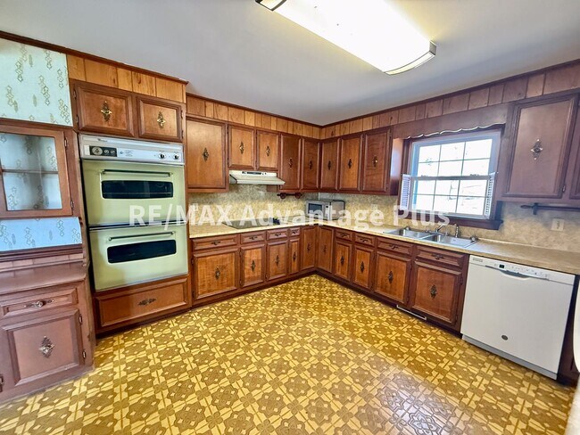 Building Photo - Very Spacious Home with 2 beds/2 baths and a bonus room, close to Charlotte Courthouse