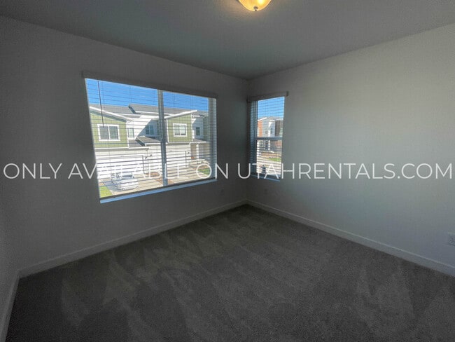 Building Photo - 1605 W Charmer Ln