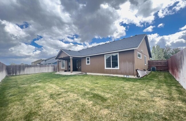 Building Photo - 3 Bed Home with Attached Garage