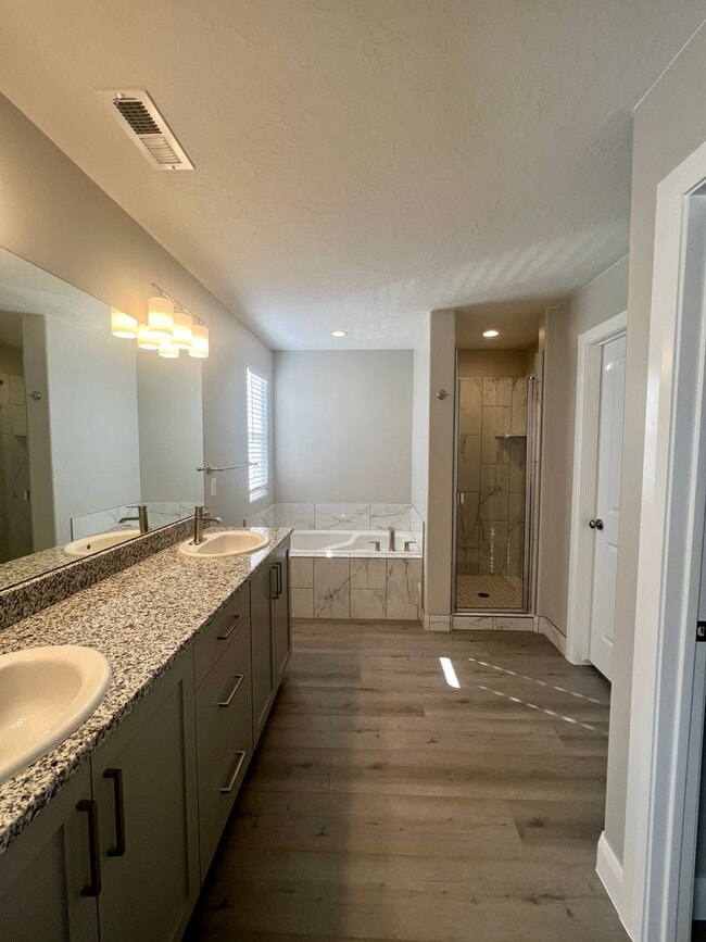 Building Photo - Beautiful 3 bedroom, 2.5 bathroom townhome!!