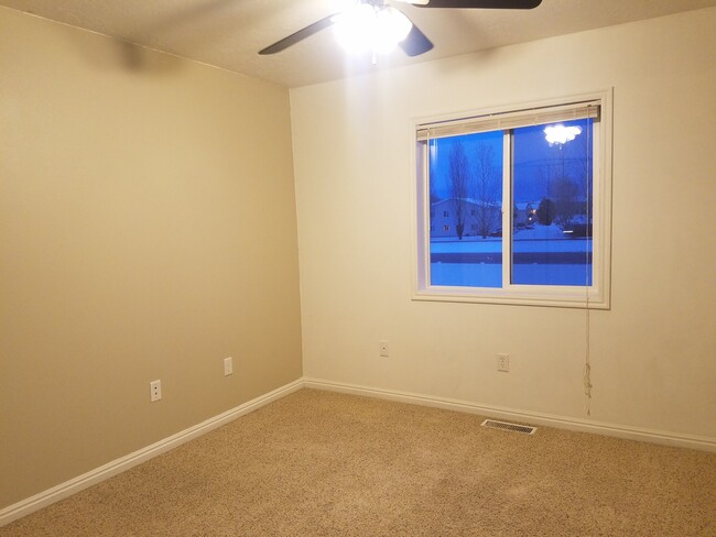 Building Photo - Great 2 bedroom, 1.5 bath townhome found a...