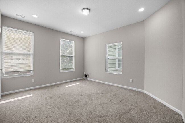 Building Photo - 126 Linden Ave