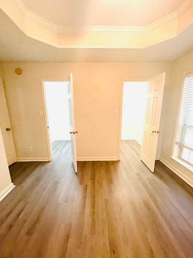 Building Photo - ** 3 Bed 2 Bath located off McQueen Smith ...