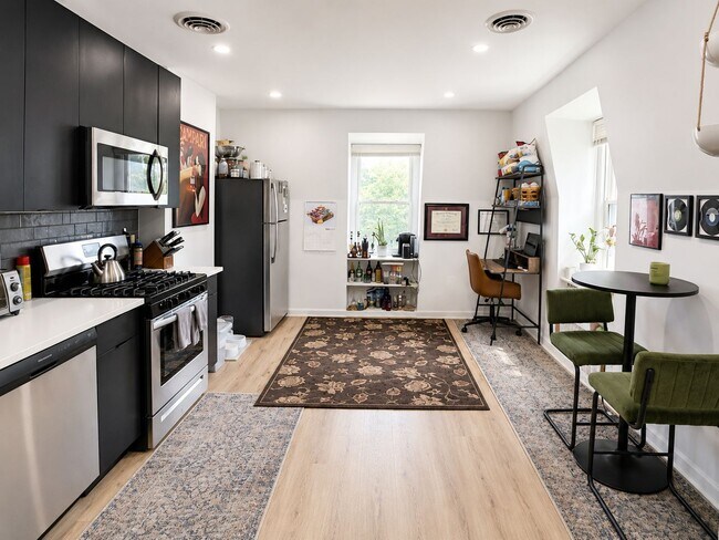 Building Photo - Renovated 2 Bedroom Apartment in Squirrel Hill, Philadelphia, PA | In-Unit Laundry, Central Air &...